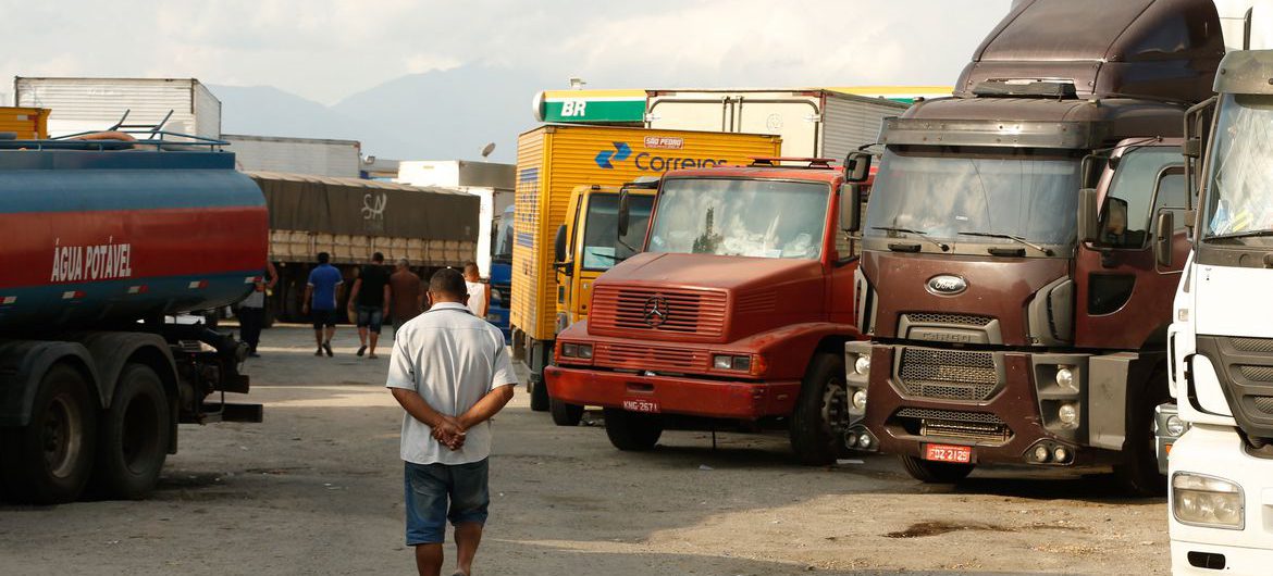 Caminhoneiros ainda ocupam trecho da Rodovia Presidente Dutra, em Seropédica, Rio de Janeiro.