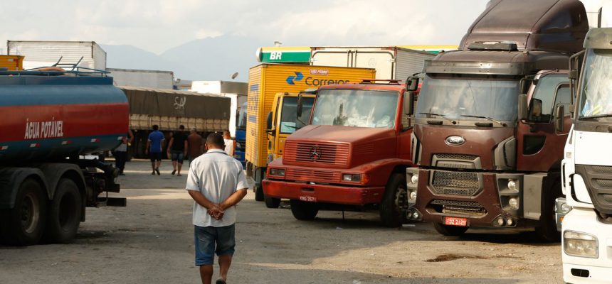 Caminhoneiros ainda ocupam trecho da Rodovia Presidente Dutra, em Seropédica, Rio de Janeiro.