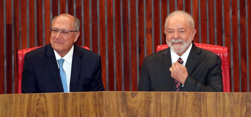 Vice-presidente eleito, Geraldo Alckmin e o presidente eleito, Luiz Inácio Lula da Silva, durante cerimônia de diplomação no TSE