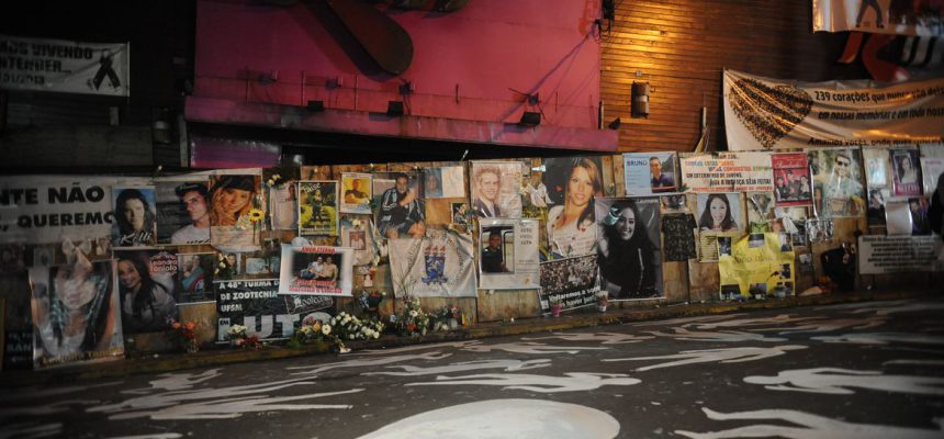 Santa Maria - Vigília com centenas de pessoas durante a madrugada desta segunda-feira em frente à Boate Kiss, em Santa Maria (RS), marca a data de um ano da tragédia. No ato organizado pelo grupo Luto à Luta pessoas pintaram 242 corpos na rua, além de acender velas e tocar sirenes em lembrança ao dia 27 de janeiro de 2013.