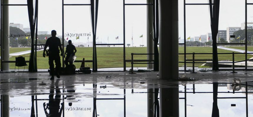 Móveis e janelas danificadas no Senado Federal.