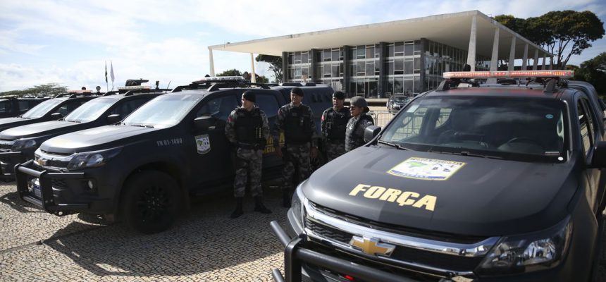 Militares e Veículos da Força Nacional de Segurança Pública do Brasil, em frente ao Palácio do Planalto e naPraça dos Três Poderes  em Brasília