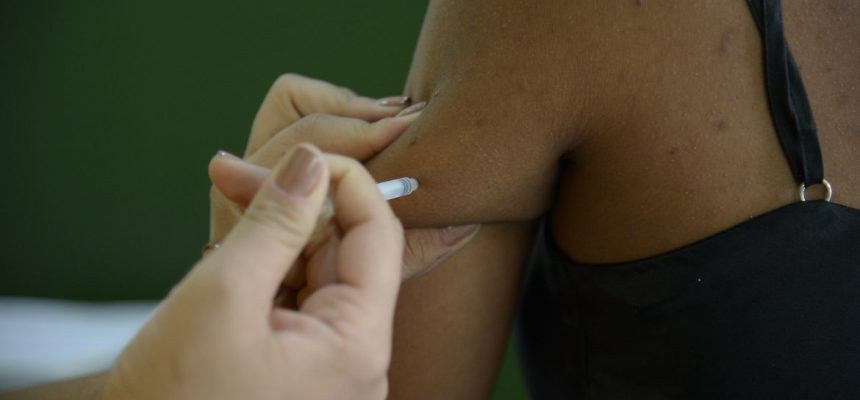 Rio de Janeiro - Rio Imagem abre posto de vacinação contra a febre amarela, no centro do Rio, com funcionamento das 7 às 22h. (Tomaz Silva/Agência Brasil)