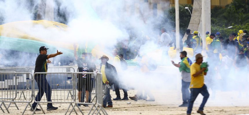 Manifestantes invadem Congresso, STF e Palácio do Planalto.