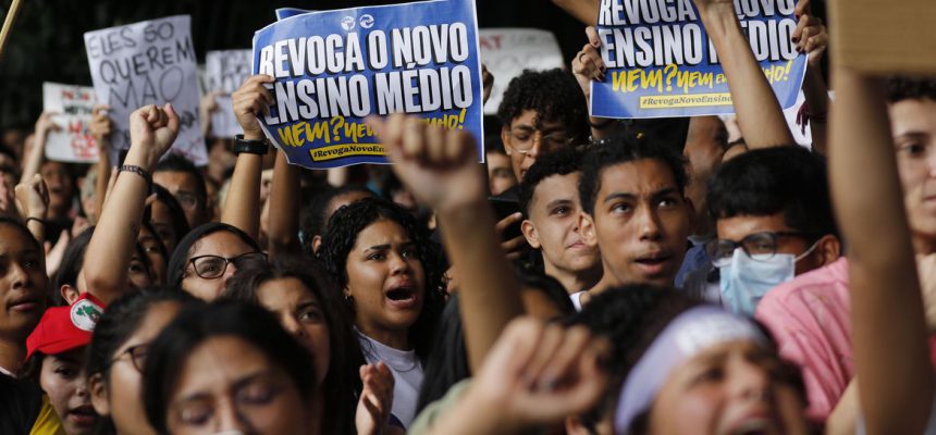 São Paulo (SP), 15/03/2023 - Estudantes secundaristas protestam pedindo a revogação do Novo Ensino Médio, na Avenida Paulista. Foto: Fernando Frazão/Agência Brasil