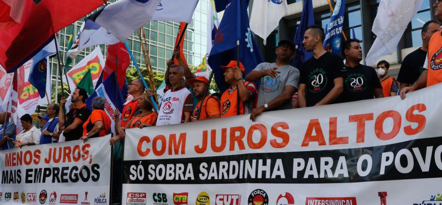 São Paulo (SP), 21/03/2023 - Centrais Sindicais protestam contra juros altos em frente ao prédio do Banco Central, na Avenida Paulista. Foto: Fernando Frazão/Agência Brasil
