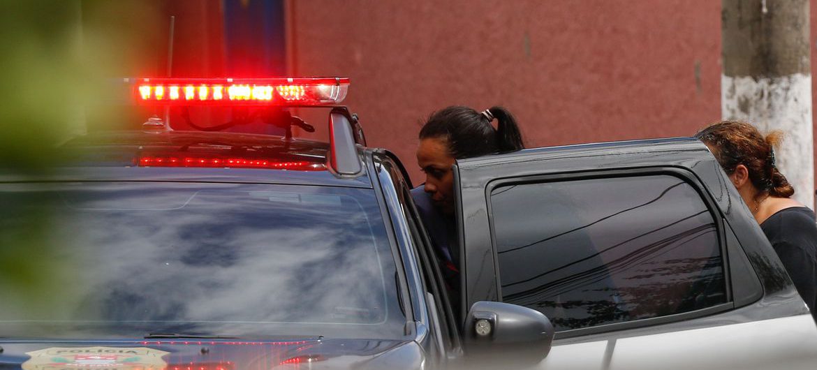 São Paulo (SP), 27/03/2023 - A professora de educação física Cíntia, que imobilizou o aluno agressor no ataque a colegas e professoras à faca, deixa a Escola Estadual Thomazia Montoro, em Vila Sônia. Foto: Fernando Frazão/Agência Brasil