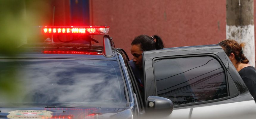 São Paulo (SP), 27/03/2023 - A professora de educação física Cíntia, que imobilizou o aluno agressor no ataque a colegas e professoras à faca, deixa a Escola Estadual Thomazia Montoro, em Vila Sônia. Foto: Fernando Frazão/Agência Brasil