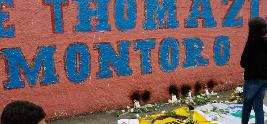 São Paulo (SP), 28/03/2023 - Alunos da escola estadual Thomazia Montoro e secundaristas do movimento estudantil prestam homenagens às vítimas do ataque, na porta da escola, em Vila Sônia. Foto: Fernando Frazão/Agência Brasil