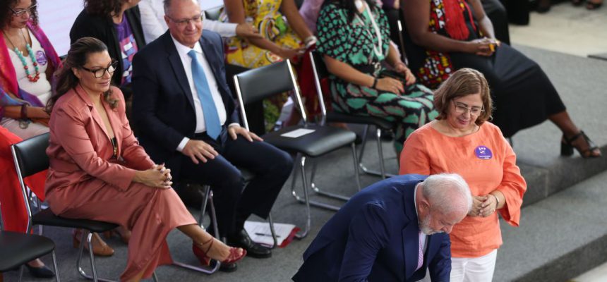 O presidente Luiz Inácio Lula da Silva,  acompanhado da peimeira-dama Janja Lula da Silva, da ministra das Mulheres, Cida Gonçalves e de outras ministras, anuncia ações no Dia Internacional das Mulheres