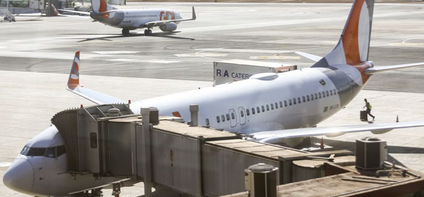 Movimentação de aviões comerciais no aeroporto de Brasília.