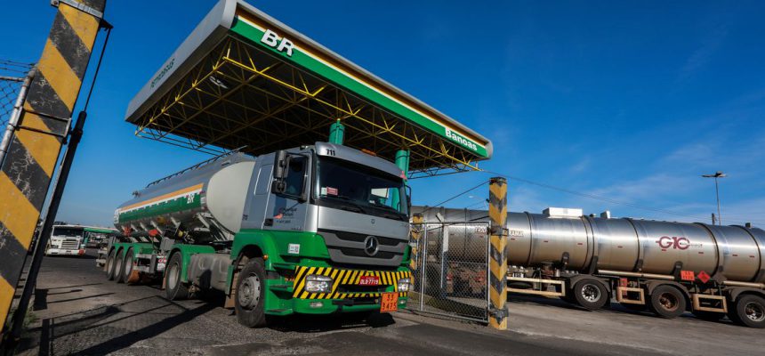 caminhao-tanque_em_refinaria_da_petrobras_em_canoas_rs