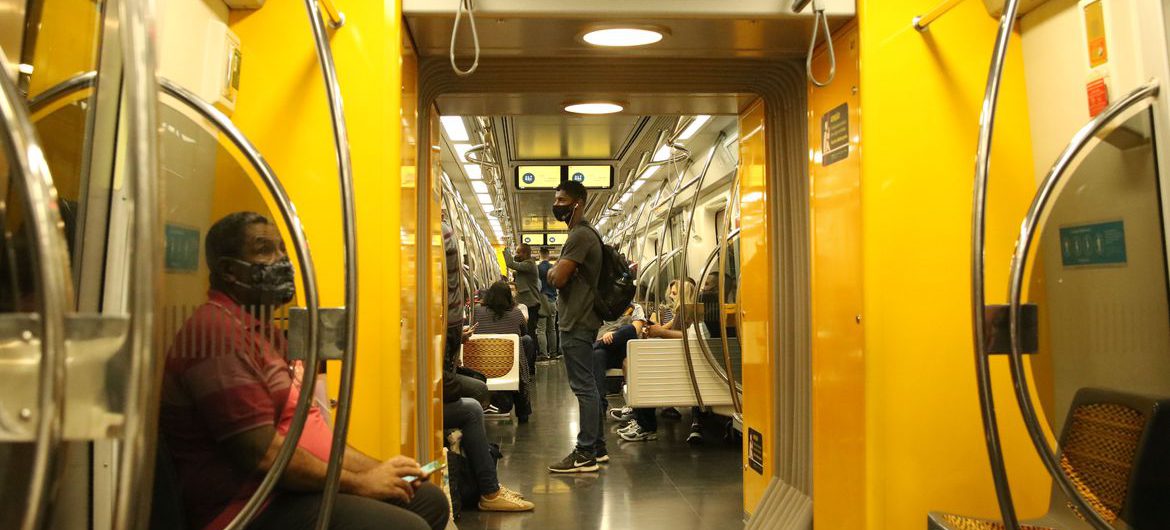 Passageiros com máscaras no vagão da linha 4 do metrô