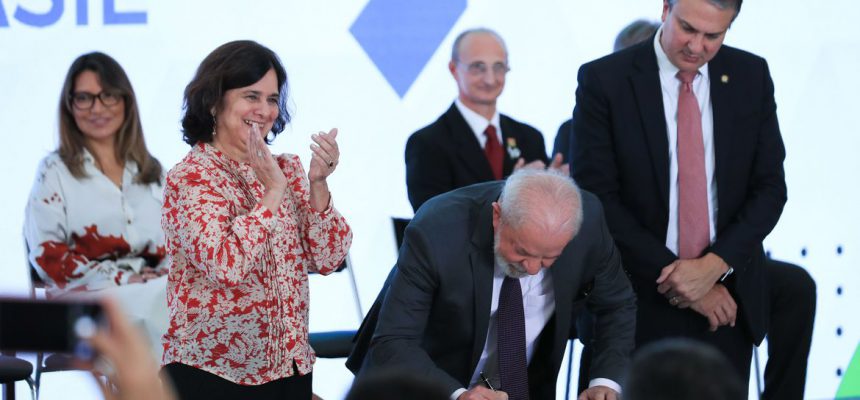 Brasília (DF) 20/03/2023 Presidente da República, Luiz Inácio Lula da Silva, e a ministra da Saúde, Nísia Trindade, durante solenidade que anunciou a retomada do programa Mais Médicos para o Brasil.