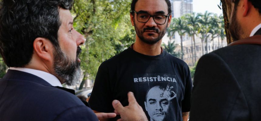 São Paulo (SP), 29/03/2023 - O fotógrafo Sérgio Silva, que perdeu a visão ao ser alvejado por bala de borracha num protesto em 2013, e seu advogado, Maurício Vasques, no Palácio da Justiça, onde teve  novo julgamento adiado pelo Tribunal de Justiça de São Paulo.  Foto: Fernando Frazão/Agência Brasil