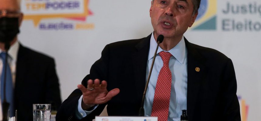 O presidente do Tribunal Superior Eleitoral, ministro Luís Roberto Barroso, participa de entrevista coletiva sobre o segundo turno das eleições municipais 2020