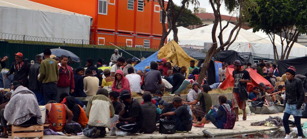 São Paulo - Usuários de drogas são deslocados da praça Júlio Prestes para a praça em frente à estação Julio Prestes, conhecida como praça do Cachimbo, na região da Cracolândia (Rovena Rosa/Agência Brasil)