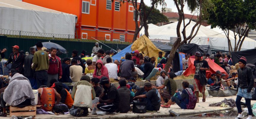 São Paulo - Usuários de drogas são deslocados da praça Júlio Prestes para a praça em frente à estação Julio Prestes, conhecida como praça do Cachimbo, na região da Cracolândia (Rovena Rosa/Agência Brasil)