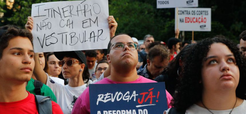 São Paulo (SP), 22/03/2023 - Professores e trabalhadores da rede pública de ensino protestam por reajuste do piso nacional e pela revogação do Novo Ensino Médio, com apoio de estudantes, na Avenida Paulista. Foto: Fernando Frazão/Agência Brasil