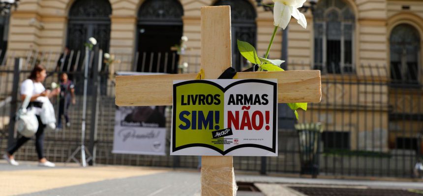 São Paulo (SP), 29/03/2023 - Professores de São Paulo protestam contra a violência nas escolas em frente à Secretaria de Educação, na Praça da República, após o ataque na escola Thomazia Montoro.  Foto: Fernando Frazão/Agência Brasil