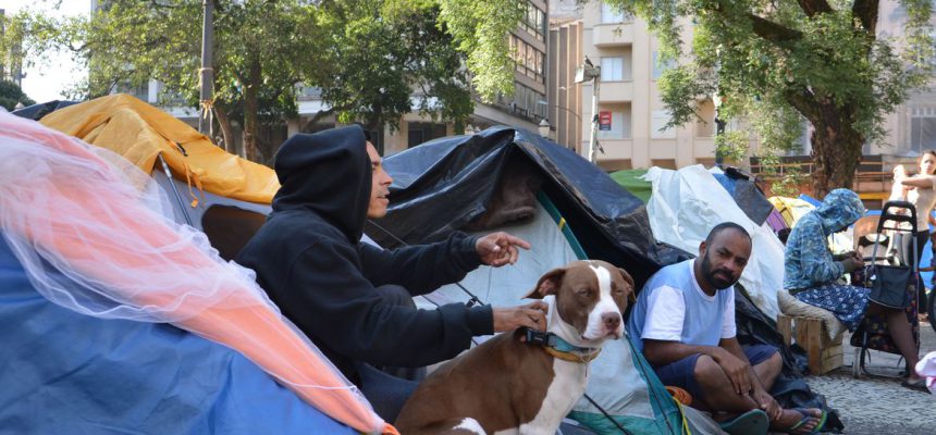 São Paulo - Os desabrigados do prédio que desabou em maio, e que ainda estão acampados no Largo do Paissandu por falta do aluguel social, se recusam a retirar barracas para Prefeitura realizar limpeza com água.