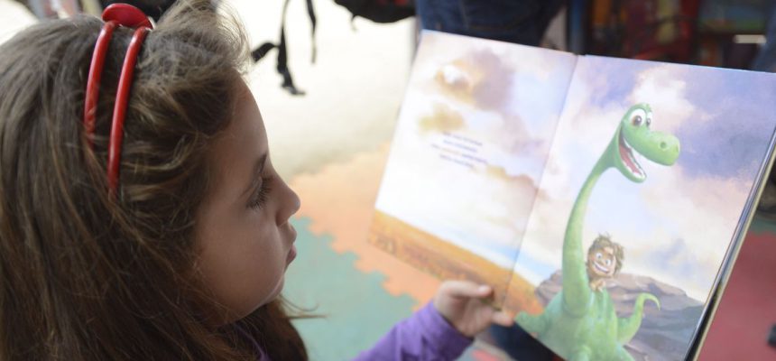 Paraty (RJ) - Criança lê livro na tenda da Flipinha (Tomaz Silva/Agência Brasil)