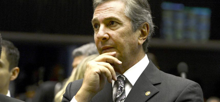 Brasília  - O senador Fernando Collor de Mello participa da sessão do Senado destinada a analisar e votar projetos orçamentários. Entre os projetos o PLN 5/15, que ajusta a meta fiscal (Valter Campanato/Agência Brasil)