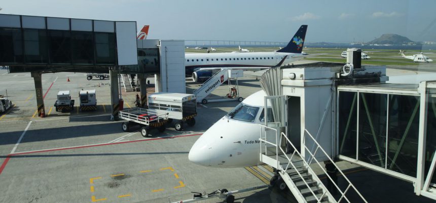 Movimento de aeronaves no Aeroporto Santos Dumont.