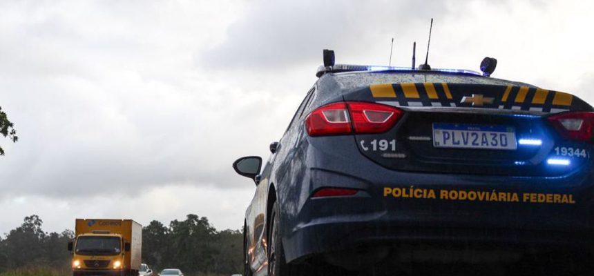 A Polícia Rodoviária Federal (PRF) informa que todas as rodovias federais na Bahia encontram-se com o livre fluxo de veículos, não havendo nenhum ponto de retenção total ou parcial