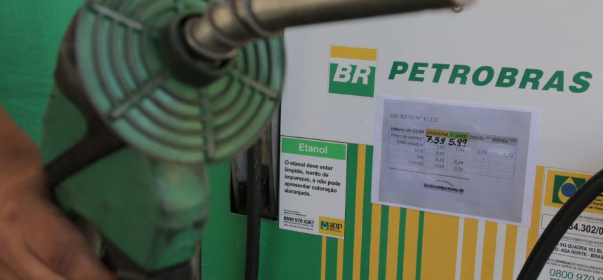 Postos de combustíveis do DF exibem tabelas afixadas nas bombas mostrando os preços anteriores dos produtos