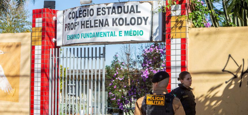 Policiais militares em frente ao Colégio Estadual Professora Helena Kolody, em Cambé, Paraná
19/06/2023
REUTERS/Rei Santos