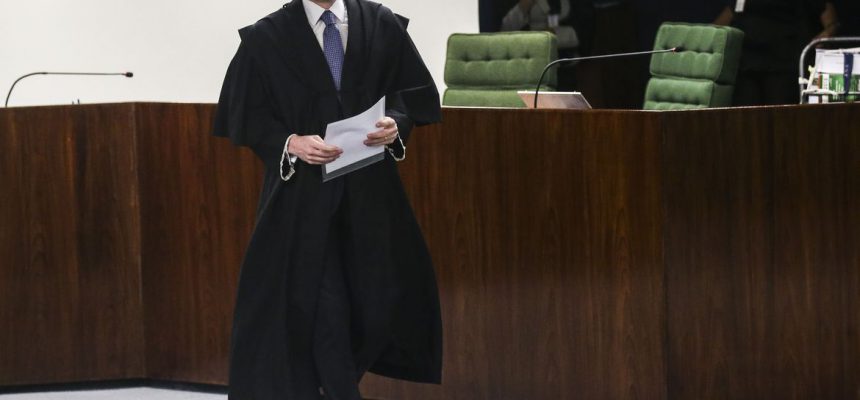 O advogado de Lula, Cristiano Zanin, durante sessão na Segunda Turma do Supremo Tribunal Federal (STF), para o julgamento de mais um pedido de liberdade para o ex-presidente Luiz Inácio Lula da Silva.