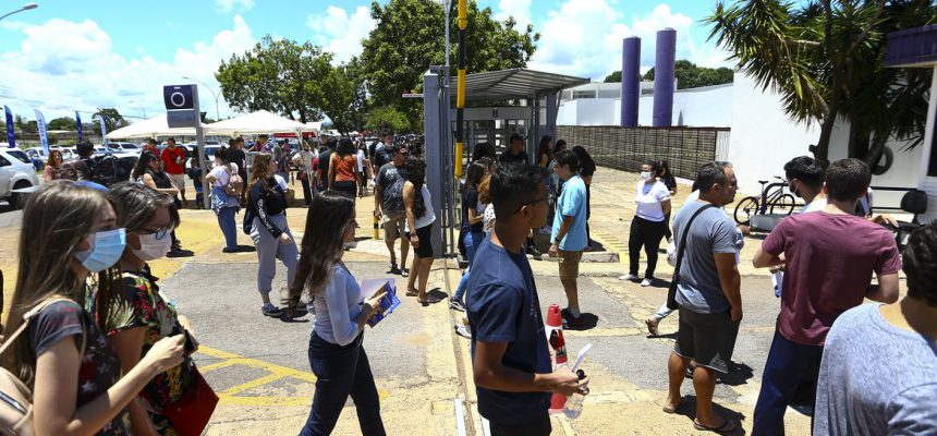 Candidatos comparecem a local de prova para a primeira etapa do Exame Nacional do Ensino Médio (Enem) 2022.