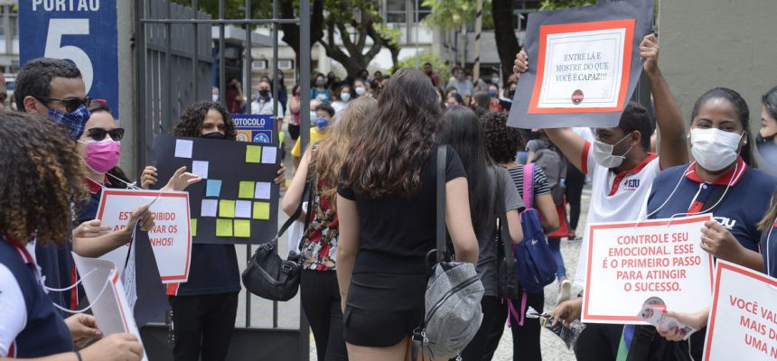 Estudantes chegam para o primeiro dia de prova do Enem 2021.