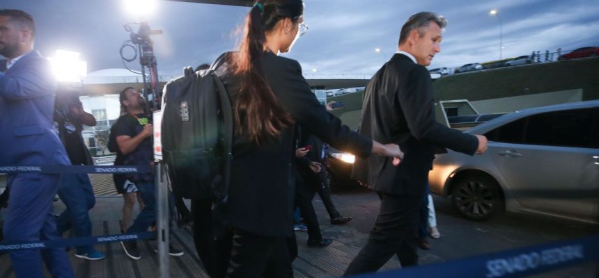 Brasília (DF) 15/06/2023 Polícias Federais e legislativos deixam o prédio, Anexo I, do Senado Federal onde fica o gabinete do Senador Marcos do Val após retirar documentos. Foto Lula Marques/ Agência Brasil.