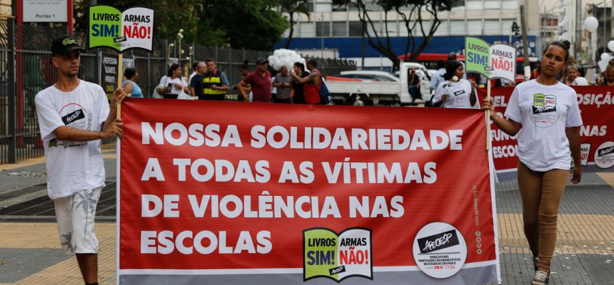 São Paulo (SP), 29/03/2023 - Professores de São Paulo protestam contra a violência nas escolas em frente à Secretaria de Educação, na Praça da República, após o ataque na escola Thomazia Montoro.  Foto: Fernando Frazão/Agência Brasil