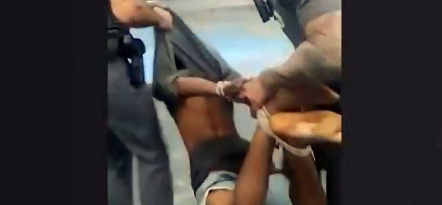 São Paulo (SP), 04/06/2023 -  Policiais militares amarraram um suspeito de furto pelas mãos e pelos pés e o arrastaram e carregaram como um animal. O caso ocorreu no dia 04/06, na Vila Mariana, em São Paulo. Foto: Reprodução TV
