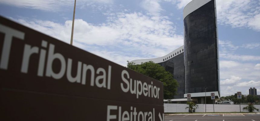 O TSE aumentou o esquema de segurança para acessar o prédio do tribunal neste domingo