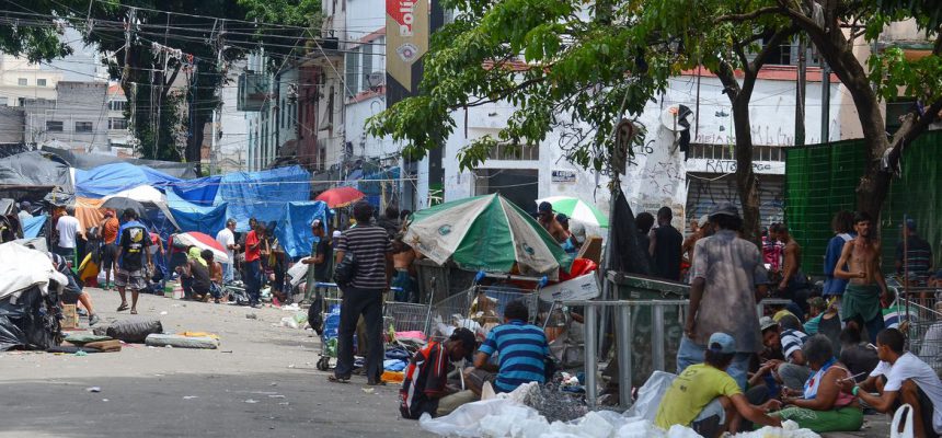 São Paulo - Região entre a Estação da Luz e o Viaduto Santa Ifigênia, conhecida como Cracolândia (Rovena Rosa/Agência Brasil)