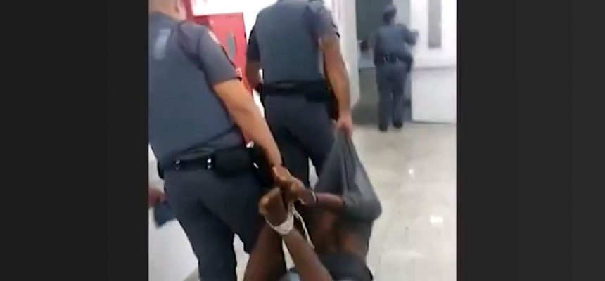 São Paulo (SP), 04/06/2023 -  Policiais militares amarraram um suspeito de furto pelas mãos e pelos pés e o arrastaram e carregaram como um animal. O caso ocorreu no dia 04/06, na Vila Mariana, em São Paulo. Foto: Reprodução TV