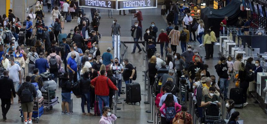 Passengers gather at Sao Paulo International Airport amid the outbreak of the coronavirus disease (COVID-19) and after Omicron has become the dominant coronavirus variant in the country, in Guarulhos, Brazil January 12, 2022.  REUTERS/Roosevelt Cassio