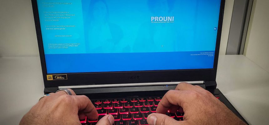 Brasília - 27/06/2023 - O Programa Universidade Para Todos (Prouni) oferta bolsas de estudo, integrais e parciais (50% do valor da mensalidade do curso), em cursos de graduação e sequenciais de formação específica, em instituições de educação superior privadas. As inscrições podem ser feitas pelo celular ou pelo computador. Foto: Juca Varella/Agência Brasil