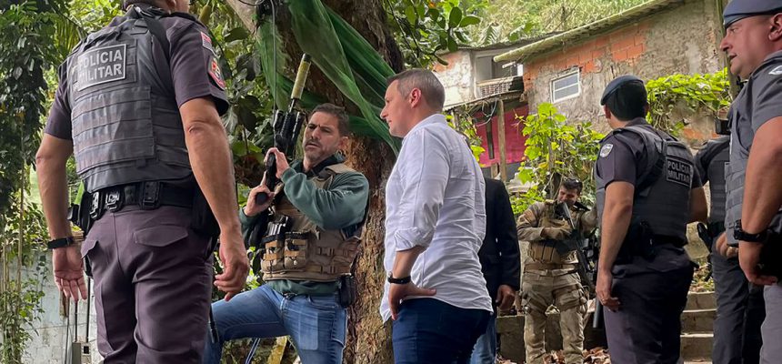 Secretário da Segurança Pública, Derrite, Delegado Geral, Dr. Artur Dian e Comandante Geral da PM, Coronel Cássio, participam da “Operação Escudo”, no Guarujá. Foto: Polícia Civil de SP/Twitter