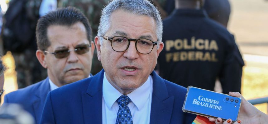 Brasília, 07/09/2023 O ministro de Relaçoes Institucionais, Alexandre Padilha, fala com a imprensa durante Desfile de 7 De Setembro no Eixo Monumental em Brasília Foto:  Fabio Rodrigues-Pozzebom/ Agência Brasil