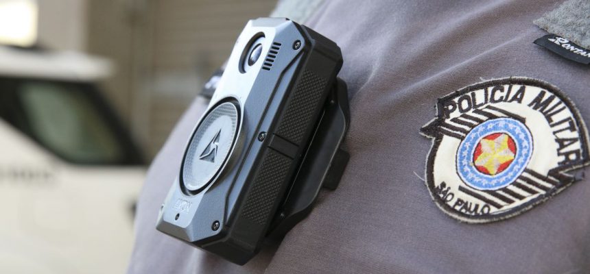 Uso de câmeras acopladas aos uniformes de policiais militares do estado de São Paulo para registro das suas ações, implementada em 18 unidades, ajudou a reduzir violência policial,trazendo resultados emblemáticos.
