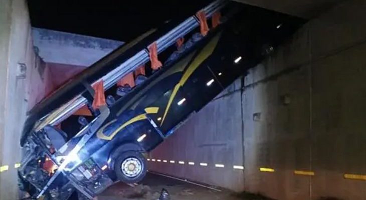 csm_onibus_cai_vao_viaduto_sao_paulo_-_roberto_torrecilhas_b107cdd203