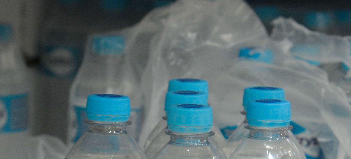 Crise de qualidade da água encanada, aumenta a procura por água mineral engarrafada nos supermercados do Rio de Janeiro