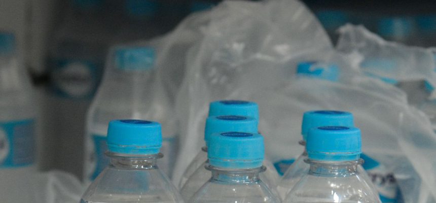 Crise de qualidade da água encanada, aumenta a procura por água mineral engarrafada nos supermercados do Rio de Janeiro