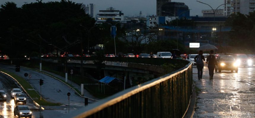 São Paulo (SP),14/03/2023 - Chuva deixa São Paulo em estado de atenção no final da tarde, vista no Viaduto Pompéia. Foto: Fernando Frazão/Agência Brasil