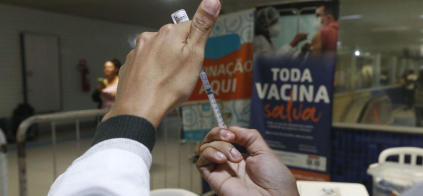 São Paulo SP, 30/08/2023,  A Secretaria Municipal da Saúde (SMS), por meio do Programa Municipal de Imunizações (PMI), realiza as ações de vacinação extramuro contra Covid-19 e influenza, vírus causador da gripe, nas estações do Metrô, da Companhia Paulista de Trens Metropolitanos (CPTM) e em terminais de ônibus, que ocorre em todas as regiões da cidade. Foto: Paulo Pinto/ Agência Brasil